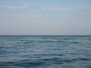 Obraz premium A flat horizon between the sky and the sea at sunset on a clear day.