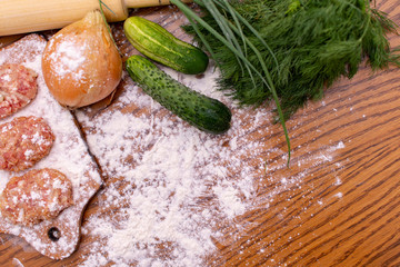 Cutlets lie on the board sprinkled with flour