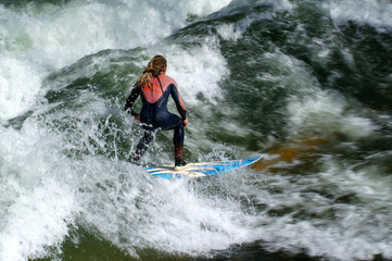 Surfer auf der Eisbachwelle in München