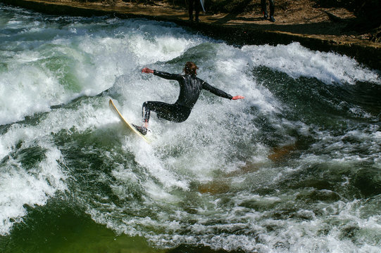 Surfer auf der Eisbachwelle in M&uuml;nchen