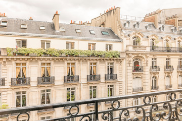 Fototapeta na wymiar Vue d'un balcon sur des immeubles parisiens