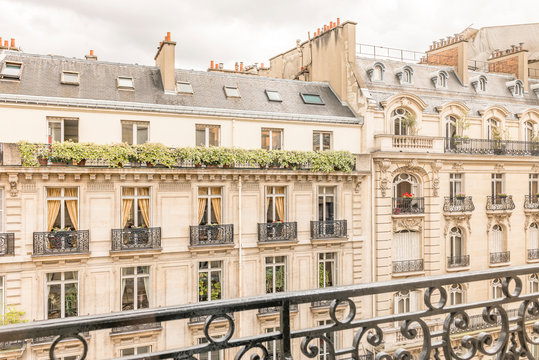 Vue d'un balcon sur des immeubles parisiens