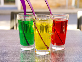 Verres trois couleurs en terrasse