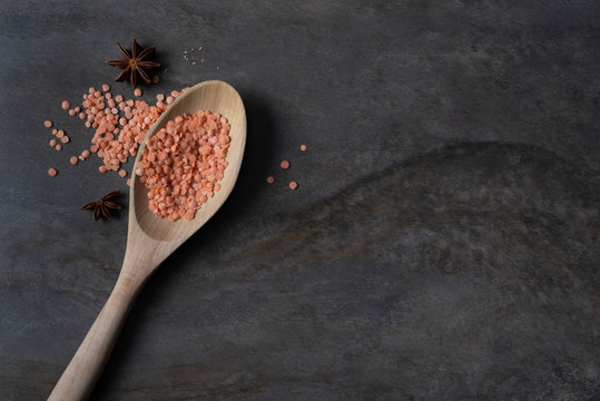 Lentilles rouges avec une cuill&egrave;re en bois