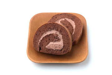お皿にのせた チョコレート ロールケーキ 白背景