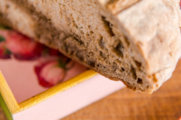 Pause mit Brotzeit in der Küche. Salami, Nüsse, Brot.