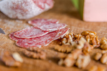 Pause mit Brotzeit in der Küche. Salami, Nüsse, Brot.