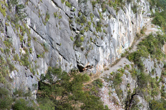 minas, cavernas, cuevas, en las monta&ntilde;as o cerros, en este caso en el cerro de las mitras.