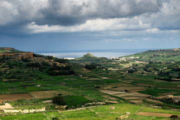Zielona wyspa Gozo w listopadzie