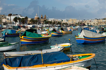 Fototapeta na wymiar Kolorowe łodzie rybackie na Malcie