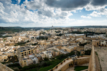 Widok na panoramę miasta na wyspie Gozo