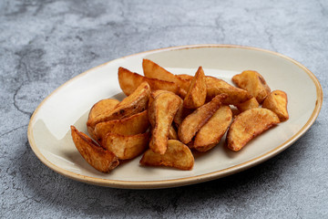 Slices of spiced baked potato as a garnish in a cafe