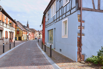Rue Clémenceau à Wintzenheim (68920) en Alsace, département du Haut-Rhin en région Grand-Est,...