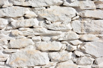 Textura de un muro hecho con piedras pintadas de blanco en la Alpujarra de Granada, España