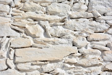 Textura de un muro hecho con piedras pintadas de blanco en la Alpujarra de Granada, España