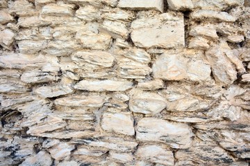Textura de un muro construído con piedras pintadas de blanco en la Alpujarra de Granada, España	