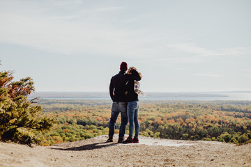 Couple contemplant la vue à la fin de leur randonnée