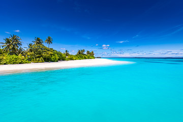 Mer bleue incroyable avec paysage de plage d& 39 îles exotiques. Concept de destination de voyage de luxe, vacances ou fond de vacances d& 39 été. Magnifique paysage de plage