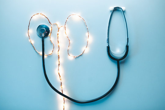Urologia con reni stilizzati e mascherina per operazione. Vista alto, livello piatto.