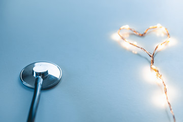 Concetto di medico privato anonimo con stetoscopio e simbolo del cuore.