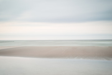 Fototapeta na wymiar Sanftes Meer mit Horizont und Pastellfarben