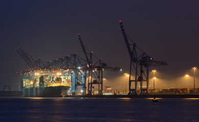 Hamburger Hafen im Nebel bei Nacht
