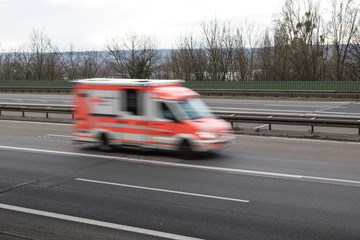 krankenwagen auf autobahn