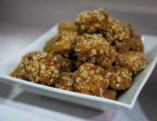 Nuggets caseros con forma redonda sobre un plato blanco