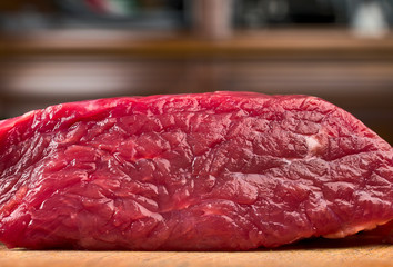 Solomillo de ternera gallega sobre una tabla de madera