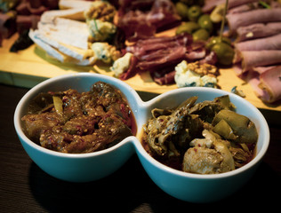 Típica comida argentina picada de variedades de quesos, jamón y embutidos varios