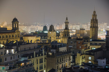 Paisaje urbano de Barcelona por la noche.