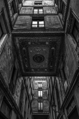 Ventanas de edificio antiguo en  callejón de la ciudad de Barcelona.