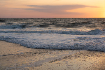 Fototapeta na wymiar Dawn at the shore line