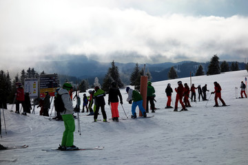 Ski und Snowboardfahrer am Feldberg im Schwarzwald. Skigebiet mit beschneiten Bergen im Hintergrund