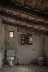 Antiguo lavabo sucio de casa abandonada.