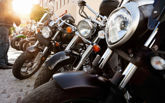 PS Starke Motorr&auml;der bei einem Treffen im warmen Sonnenlicht