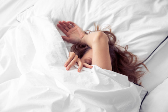 schlafende Frau im Bett