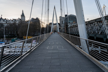 Fototapeta premium Empty Jubilee Bridge at rush hour under coronavirus lockdown
