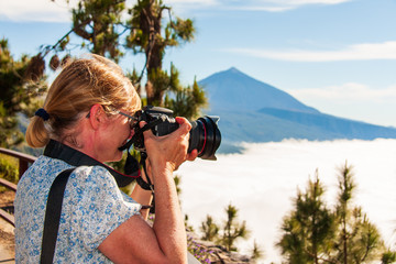 Fotografin mit Kamera blickt zum Teide auf Teneriffa in Spanien