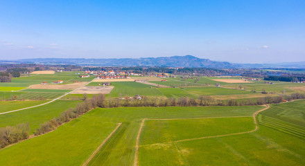 Fototapeta na wymiar Luftaufnahme: Bayrische Landschaft im Frühling