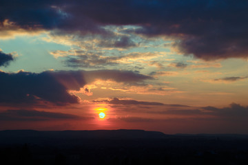 Obraz premium Sonnenuntergang, Wolken, Farbenspiel am Himmel, Rote Sonne