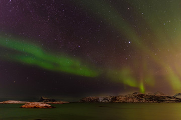 Aurora boreal sobre Sommarøy en la isla de Kvaløy, norte de Noruega en el mes de febrero