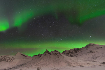 Aurora boreal sobre Sommarøy en la isla de Kvaløy, norte de Noruega en el mes de febrero