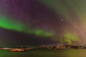Aurora boreal sobre Sommarøy en la isla de Kvaløy, norte de Noruega en el mes de febrero