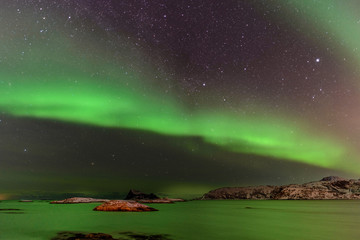 Aurora boreal sobre Sommarøy en la isla de Kvaløy, norte de Noruega en el mes de febrero