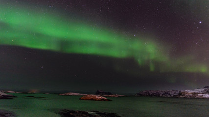 Aurora boreal sobre Sommarøy en la isla de Kvaløy, norte de Noruega en el mes de febrero