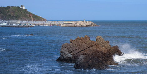 Fototapeta na wymiar Waves of the sea crashing on the rock in Perlora