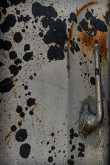 puerta de antigua heladera despintada blanca y negro