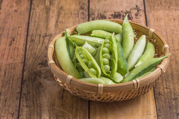 春の味覚　エンドウ豆