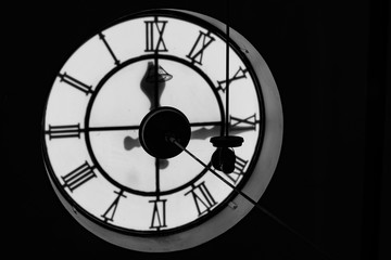 gran reloj visto desde adentro blanco y negro
